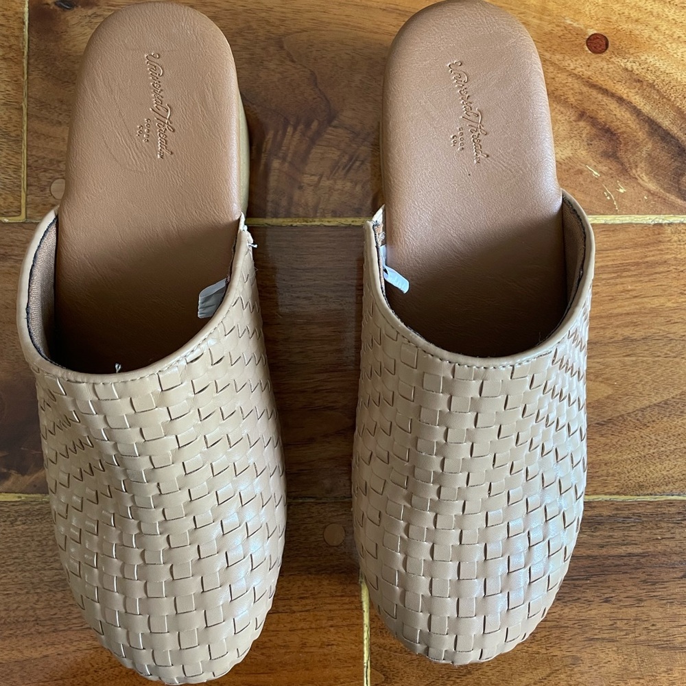 Size 8 Universal thread woven clogs